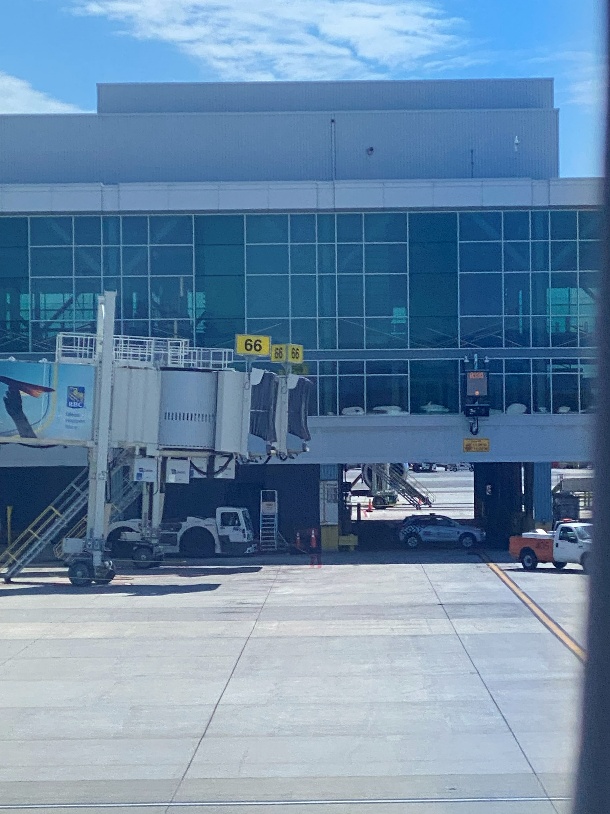 図1:バンクーバー空港。自動誘導だ。