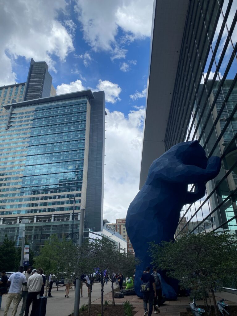 図3;クマがお出迎え。グリズリーは出会ったらめちゃくちゃ危険らしいが、こいつは………?