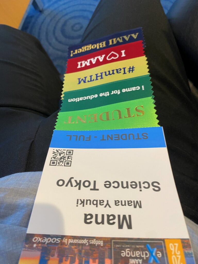 図5:毎年恒例Tag。この後JanetにScholarship winnerのリボンをもらって無事完成。