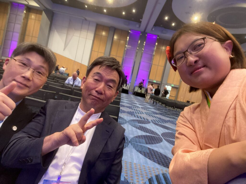 図9:授賞式直後。肥田さん、バネラ先輩と。